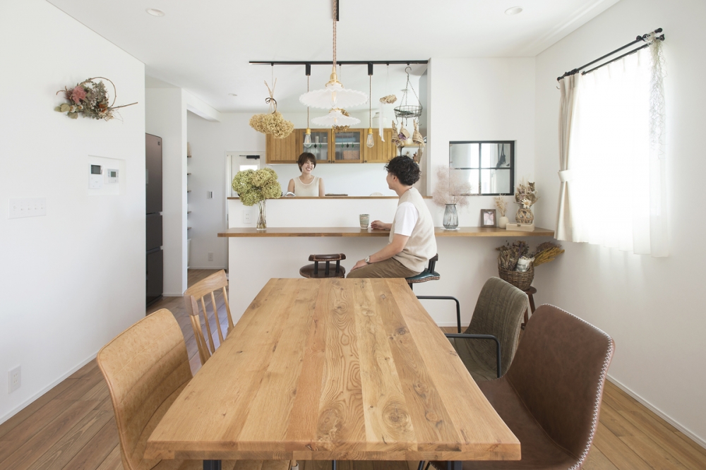 カフェラテ色の塗り壁と三角屋根の
フレンチシックな大人かわいい家