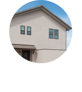 塗り壁と瓦屋根